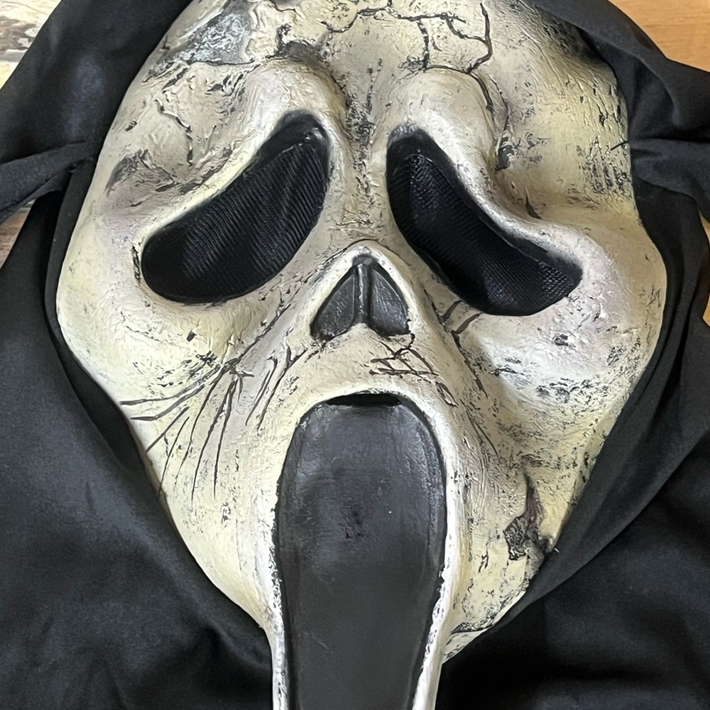 Scream Mask Aged Ghost Face Halloween Mask Fun World 2024 Spooky Mask